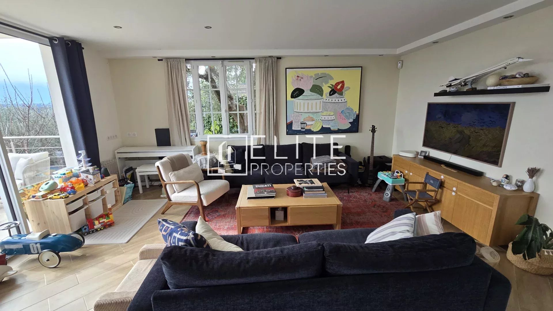 Salon d’une maison à Cabris Intérieur d'une maison moderne avec salon spacieux et décoration contemporaine.