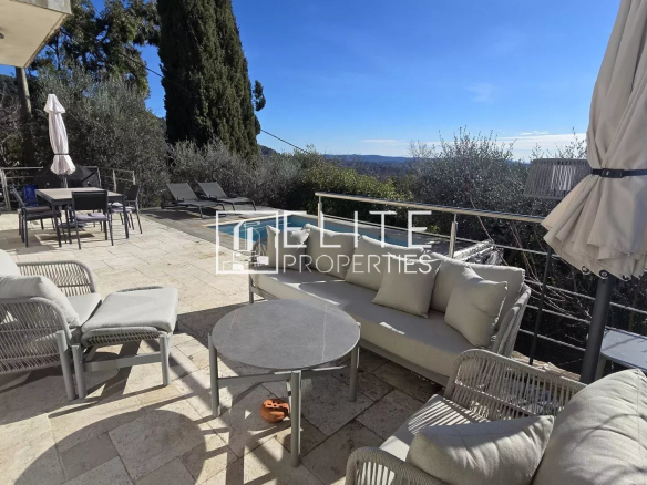 Terrasse d'une maison à Cabris avec mobilier de jardin et vue dégagée sur la nature.
