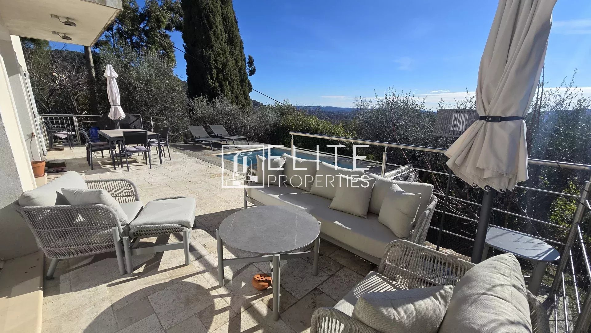 Terrasse avec vue panoramique à Cabris Terrasse d'une maison à Cabris avec mobilier de jardin et vue dégagée sur la nature.