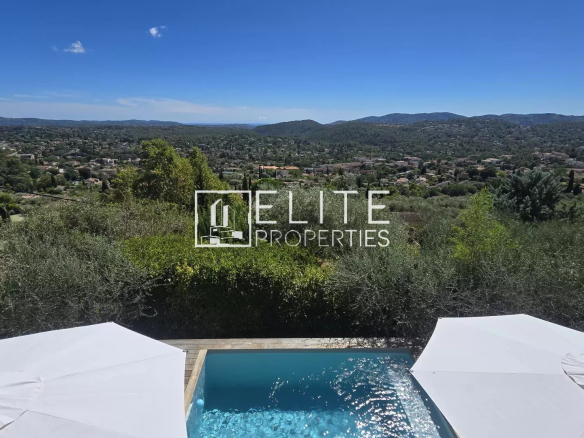 Panoramic view from a house with a swimming pool in Cabris, surrounded by greenery.