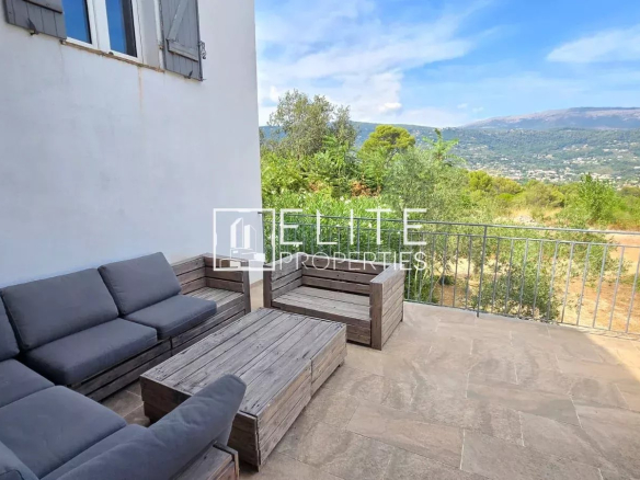 Terrasse avec salon de jardin et vue dégagée sur les collines à Peymeinade.