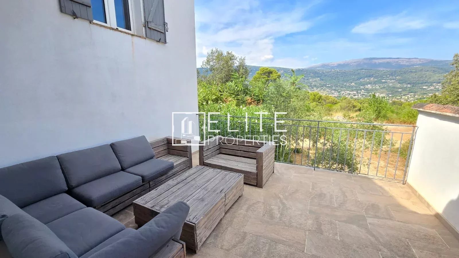 Terrasse avec salon de jardin et vue dégagée sur les collines à Peymeinade.