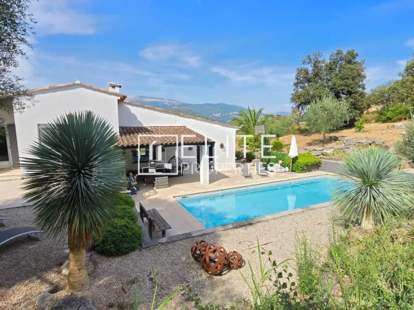 Maison de 7 pièces avec piscine au sel dans un jardin paysager à Peymeinade.