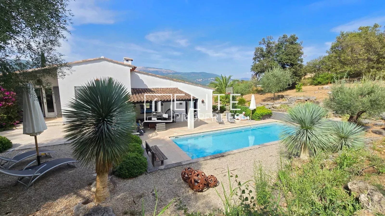 Maison de 7 pièces avec piscine au sel dans un jardin paysager à Peymeinade.