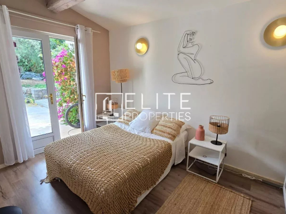 Chambre d'une maison avec lit, décoration simple et accès à l'extérieur.
