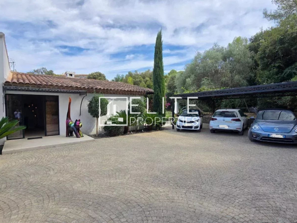 Maison 7 pièces avec piscine et parking à Peymeinade, vue sur les collines.