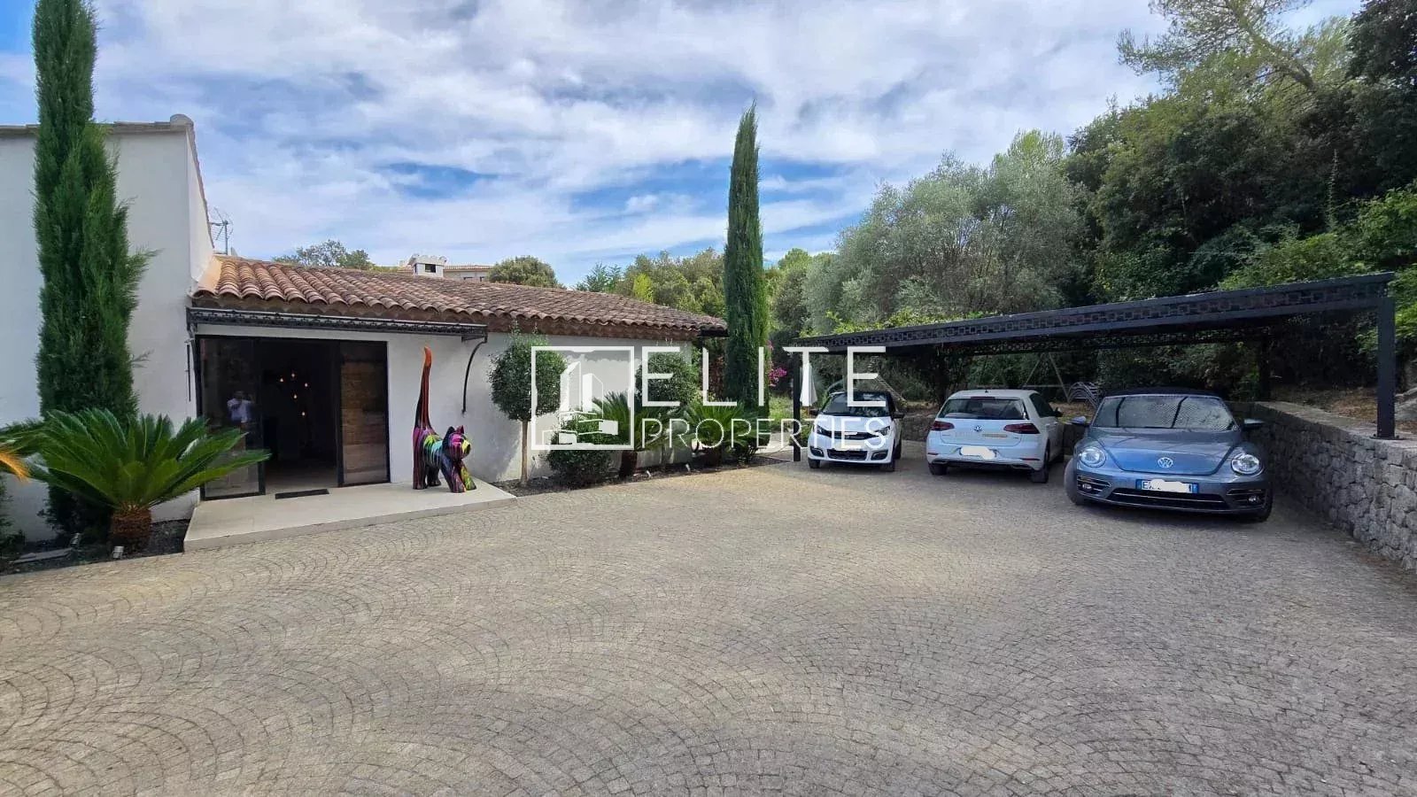 Maison 7 pièces avec piscine et parking à Peymeinade, vue sur les collines.