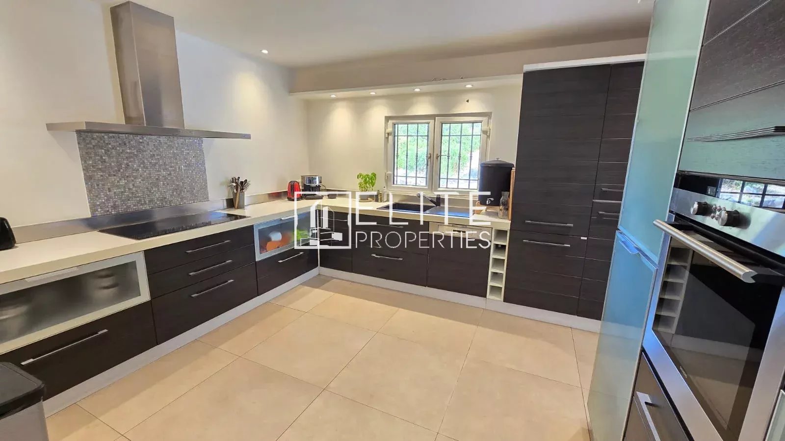 Cuisine moderne avec équipements complets dans une maison à Peymeinade.