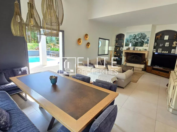 Intérieur d'une maison moderne avec salon et salle à manger, vue sur piscine