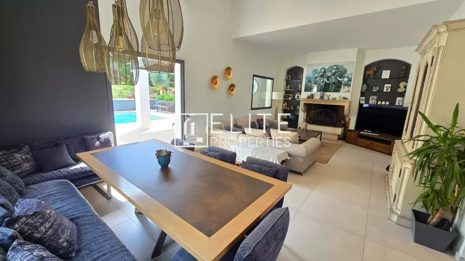 Intérieur d'une maison moderne avec salon et salle à manger, vue sur piscine