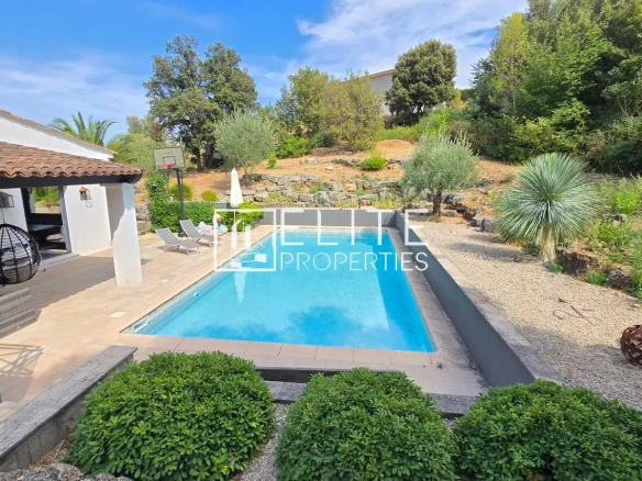 Maison avec piscine au sel, terrain de 1500 m², Peymeinade.