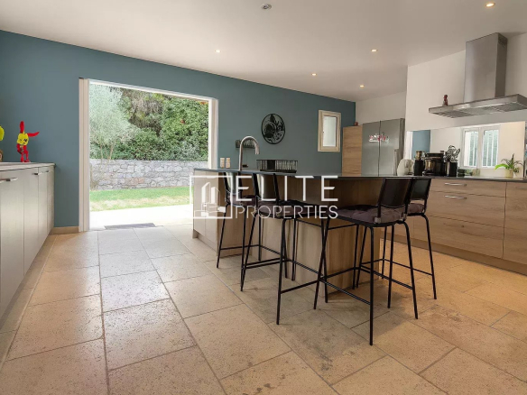Modern kitchen in a villa with a bar, open to the outside in Grasse.