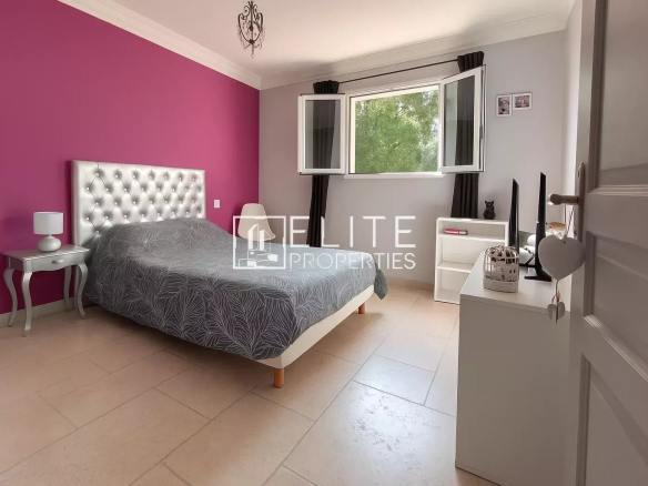 Room in a villa in Grasse with pink walls and a double bed