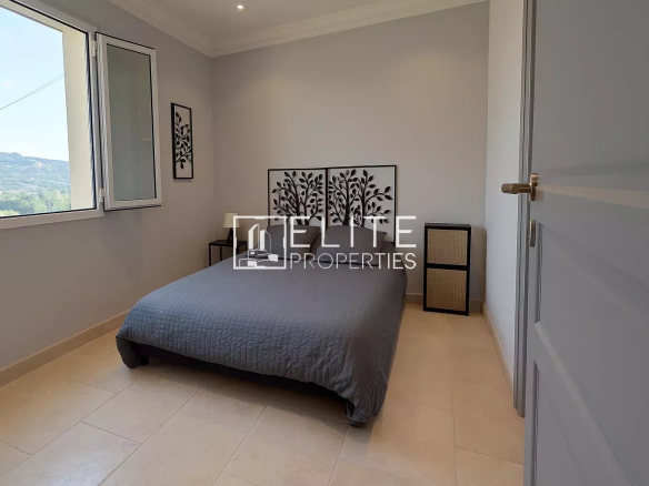Room in a modern villa in Grasse, with bed and simple decor.