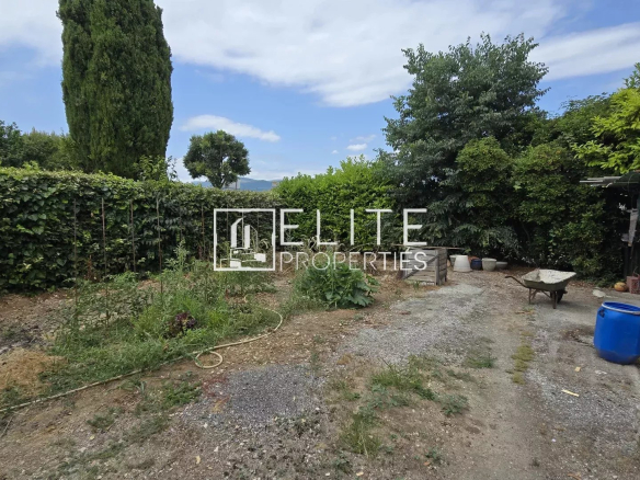 Jardin d'une maison avec terrain plat et végétation, à Mougins.