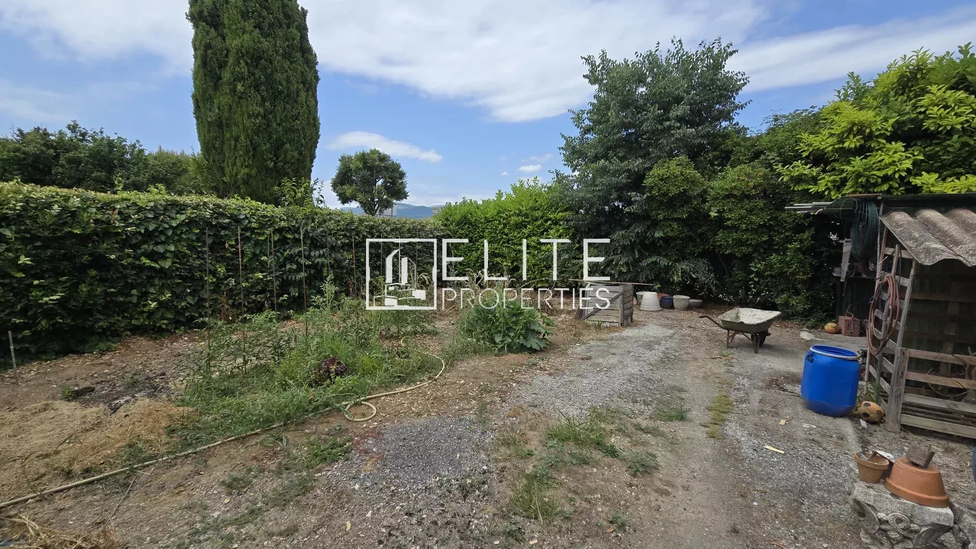Jardin d'une maison avec terrain plat et végétation, à Mougins.