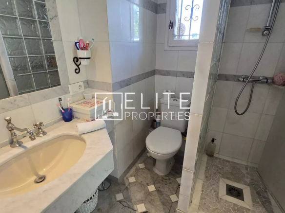 Salle de bain avec lavabo, douche et toilettes dans une maison à Mougins.