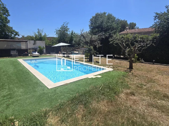 Maison avec piscine et jardin à Mougins, terrain plat de 1485m², exposée sud.
