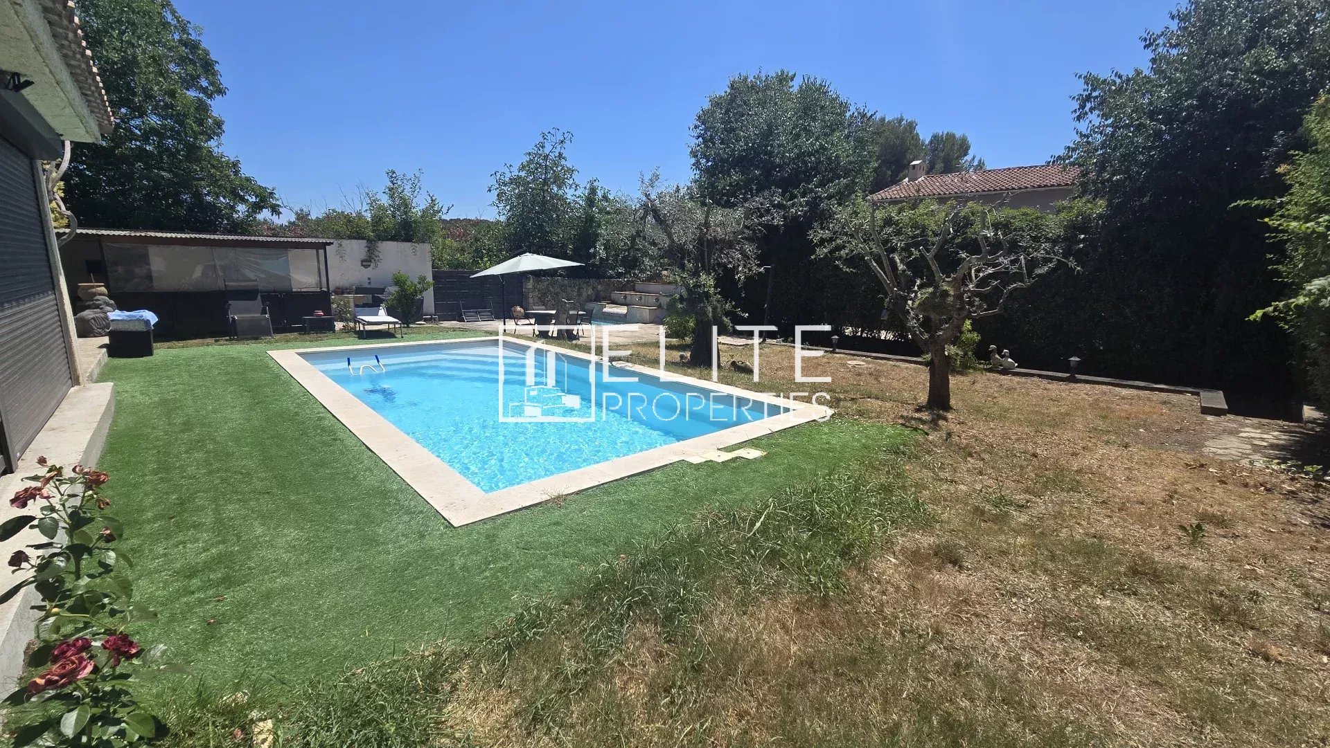 Maison avec piscine et jardin à Mougins, terrain plat de 1485m², exposée sud.