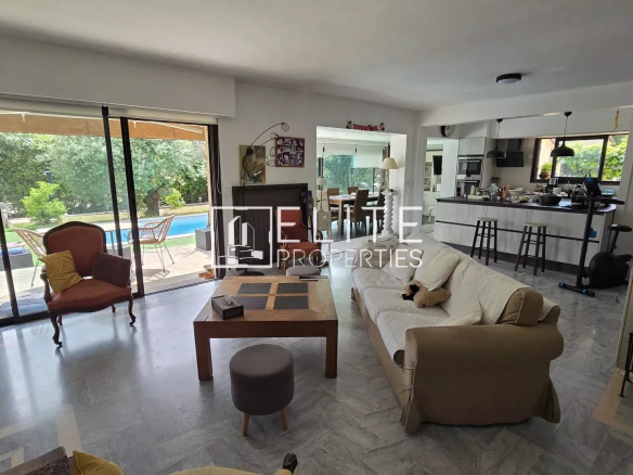Intérieur d'une maison moderne avec salon spacieux et accès à la piscine.
