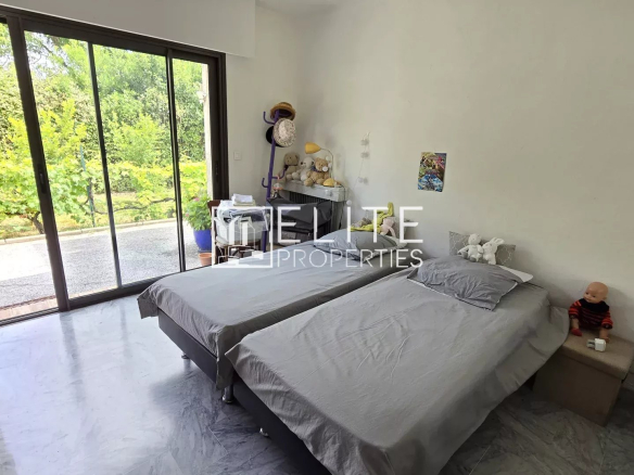 Chambre avec deux lits simples et accès à l'extérieur, maison à Mougins.