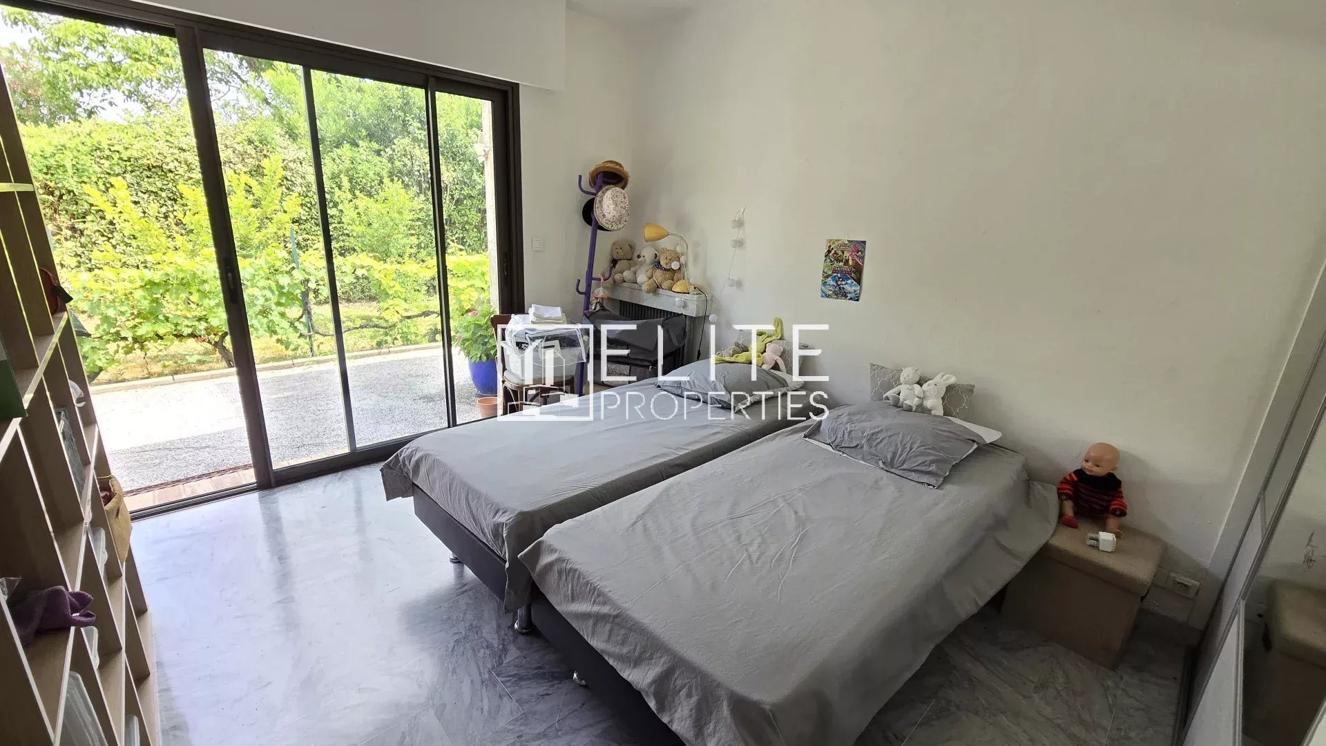 Chambre avec deux lits simples et accès à l'extérieur, maison à Mougins.
