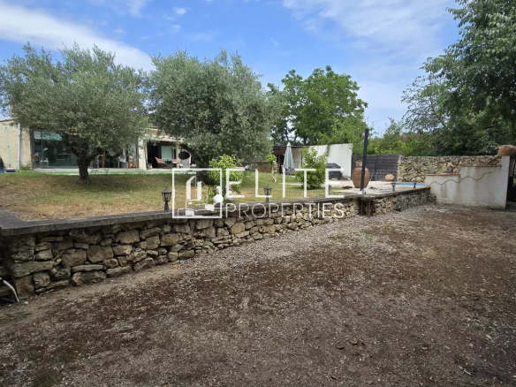 Vue extérieure d'une maison avec jardin et piscine à Mougins.