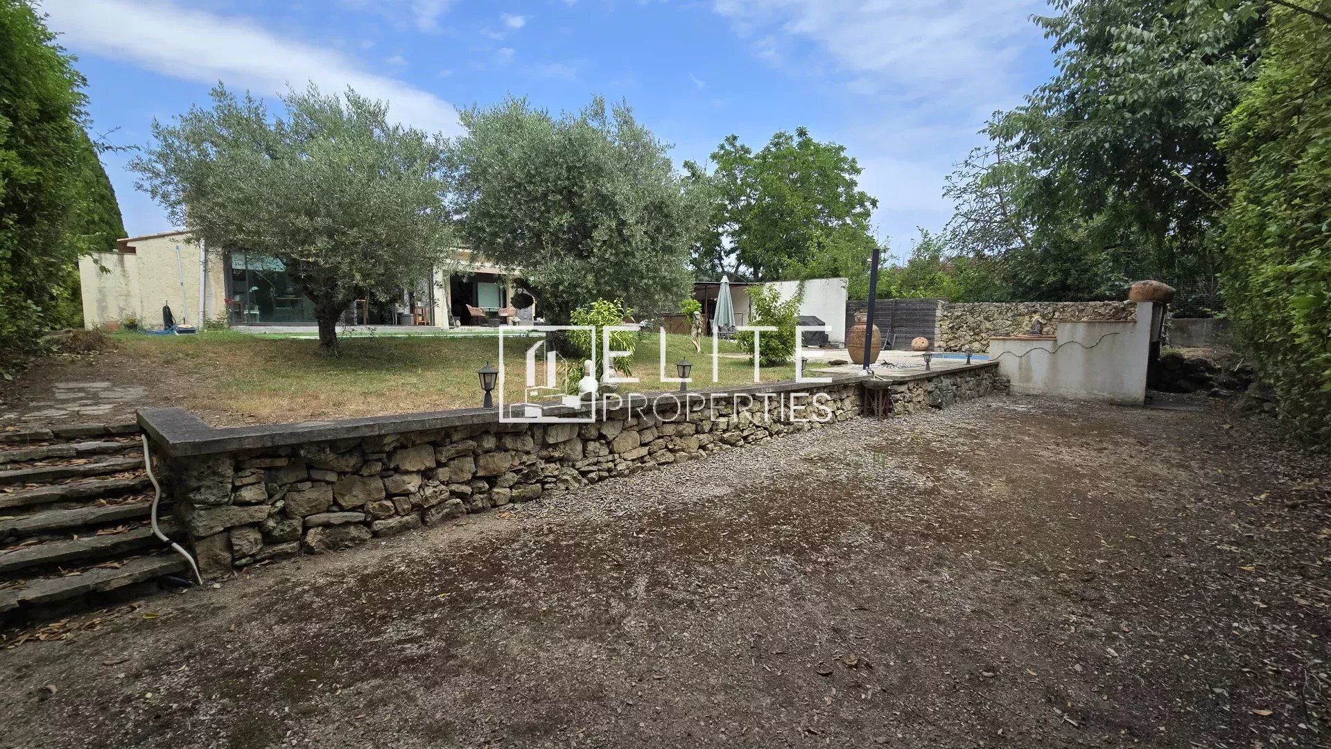 Vue extérieure d'une maison avec jardin et piscine à Mougins.