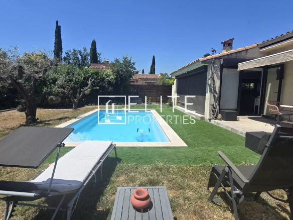 Maison avec piscine dans un jardin, chaises longues et terrain de pétanque à Mougins.