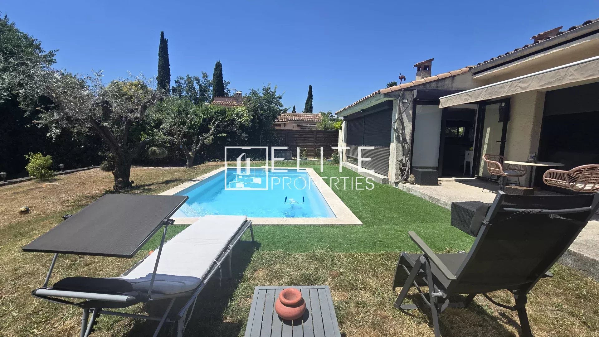 Maison avec piscine dans un jardin, chaises longues et terrain de pétanque à Mougins.