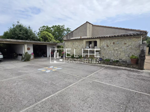 Maison de 4 pièces avec piscine à Mougins, vue extérieure sur le jardin et le garage.