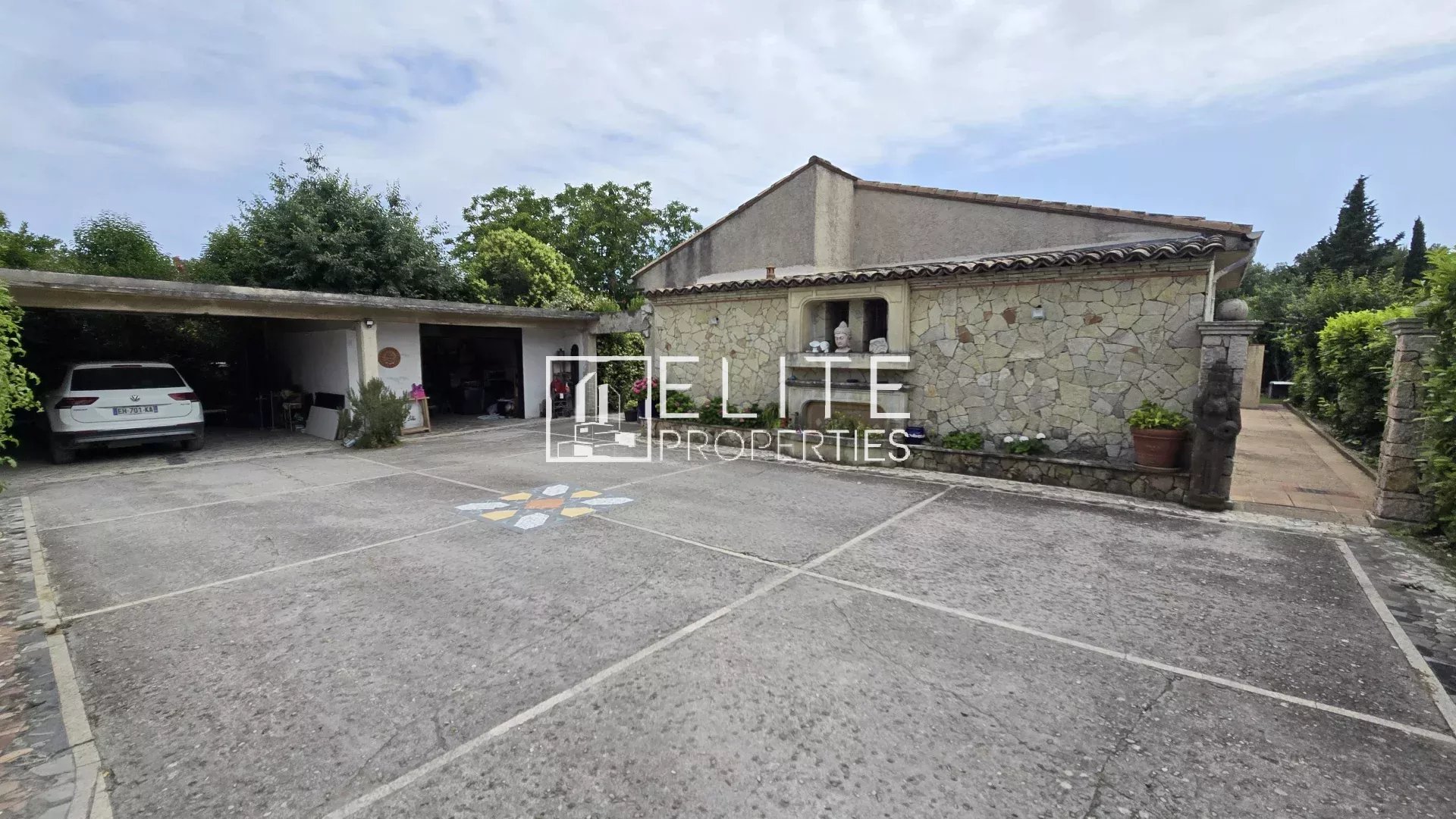 Maison de 4 pièces avec piscine à Mougins, vue extérieure sur le jardin et le garage.