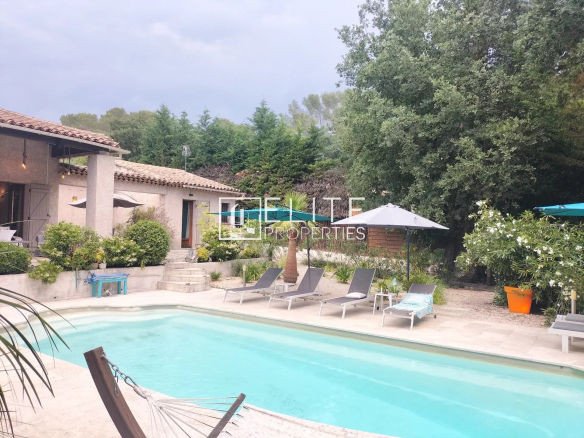 Villa individuelle avec piscine et jardin à Valbonne, France.