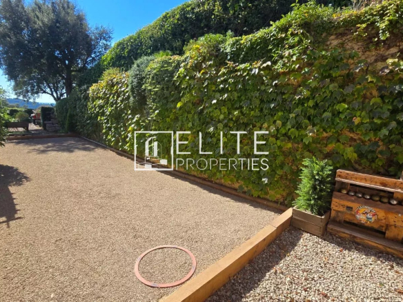 Jardin d'une maison à Tanneron, avec des murs végétalisés et un sol en gravier.