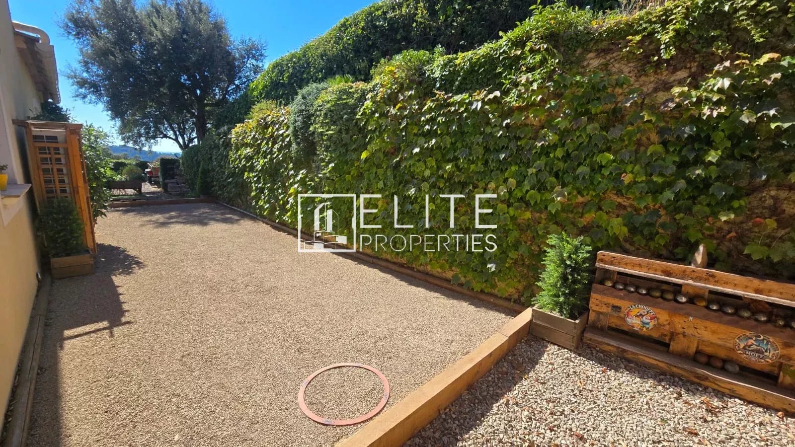 Jardin de maison à Tanneron Jardin d'une maison à Tanneron, avec des murs végétalisés et un sol en gravier.