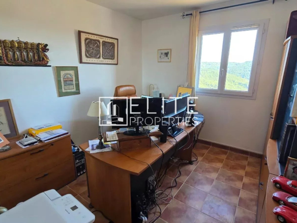 Bureau avec mobilier en bois et vue sur les collines à Tanneron.