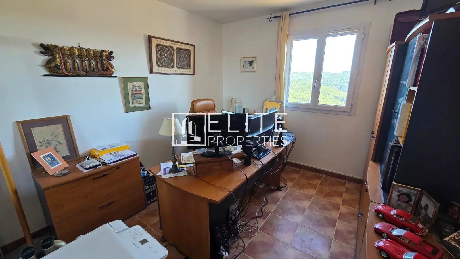 Bureau à Tanneron Bureau avec mobilier en bois et vue sur les collines à Tanneron.