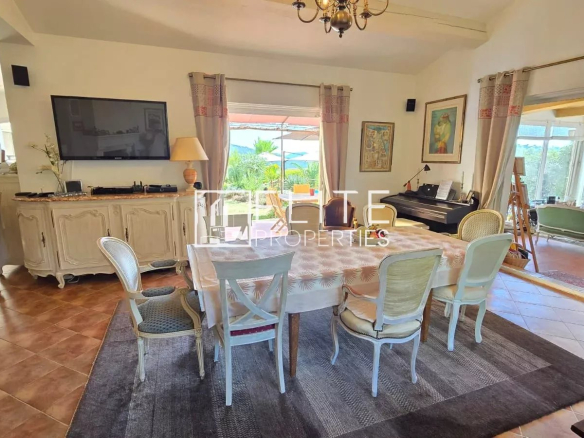 Intérieur d'une maison avec salle à manger et séjour lumineux, vue sur la mer à Tanneron.