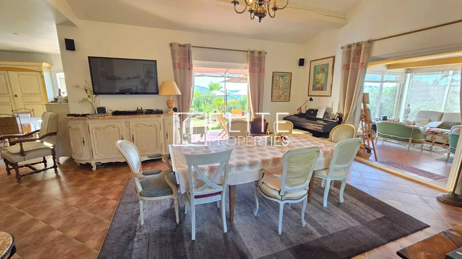 Intérieur d’une maison à Tanneron Intérieur d'une maison avec salle à manger et séjour lumineux, vue sur la mer à Tanneron.