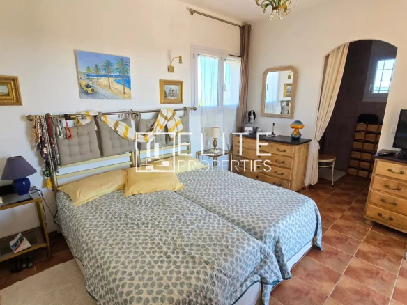 Chambre avec deux lits et décoration chaleureuse dans une maison à Tanneron.