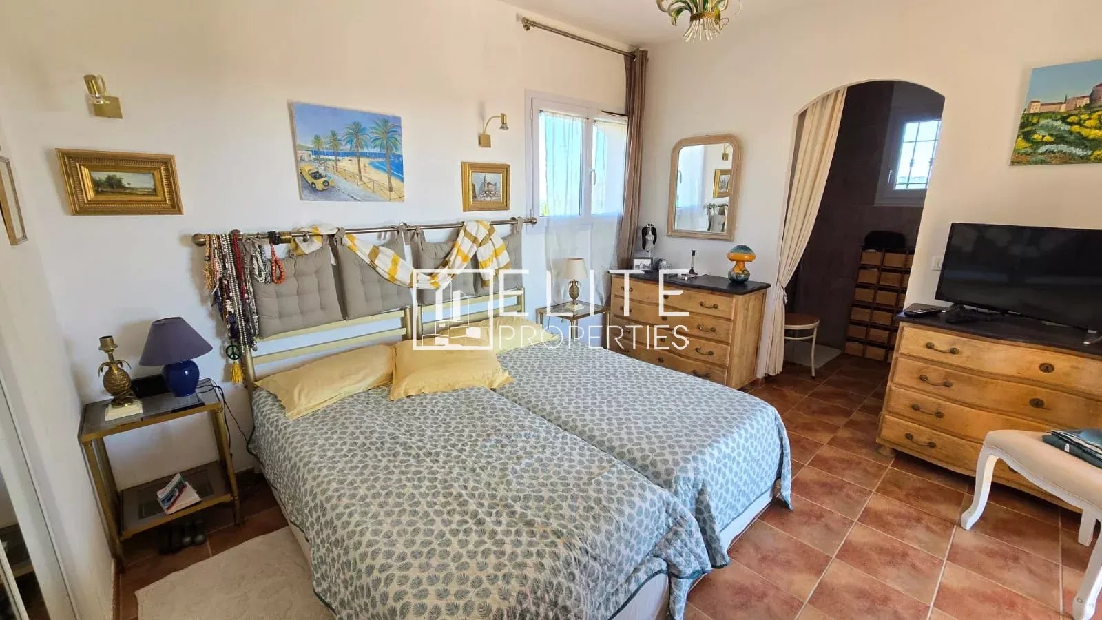 Chambre dans une maison à Tanneron Chambre avec deux lits et décoration chaleureuse dans une maison à Tanneron.
