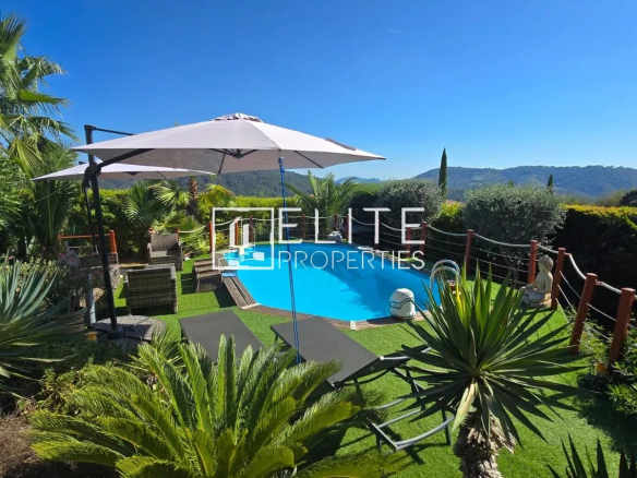 Piscine entourée de végétation avec parasol à Tanneron.