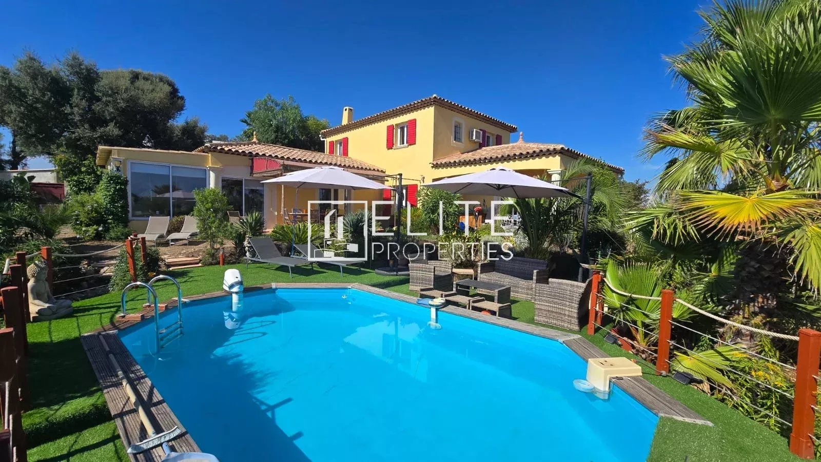 Maison avec piscine à Tanneron Maison de 6 pièces avec piscine, vue panoramique sur la mer, située à Tanneron.