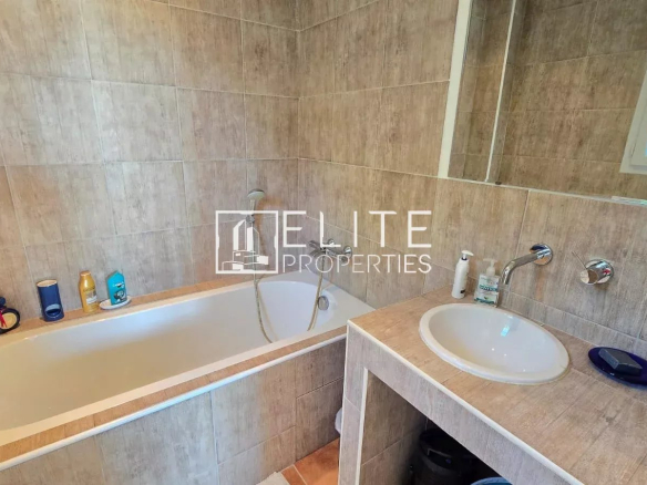Salle de bain avec baignoire et lavabo dans une maison à Tanneron.