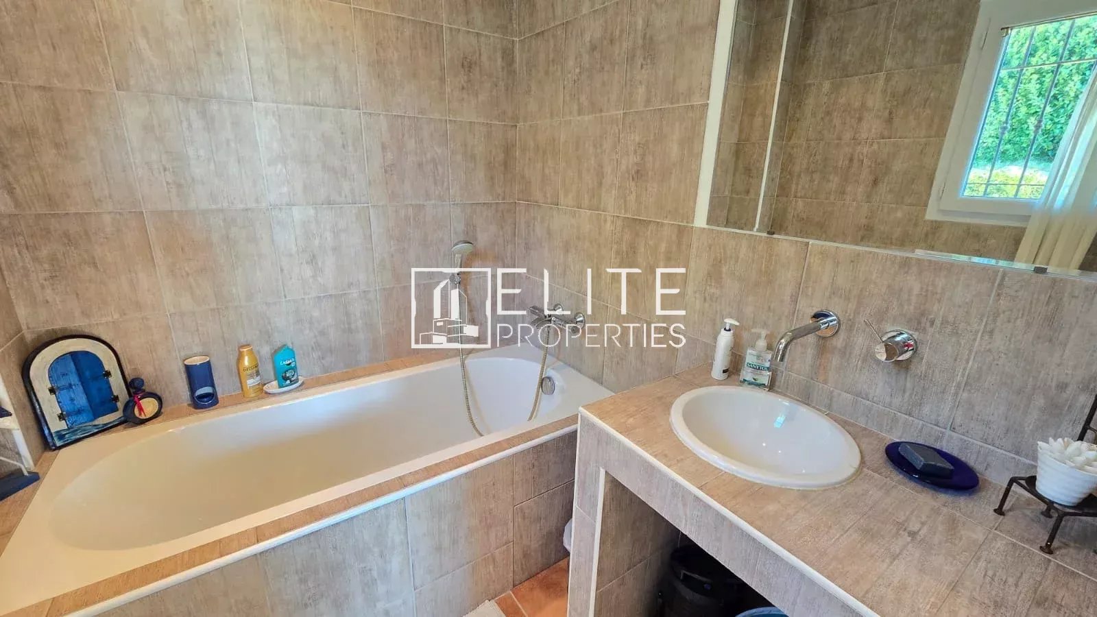 Salle de bain dans une maison à Tanneron Salle de bain avec baignoire et lavabo dans une maison à Tanneron.