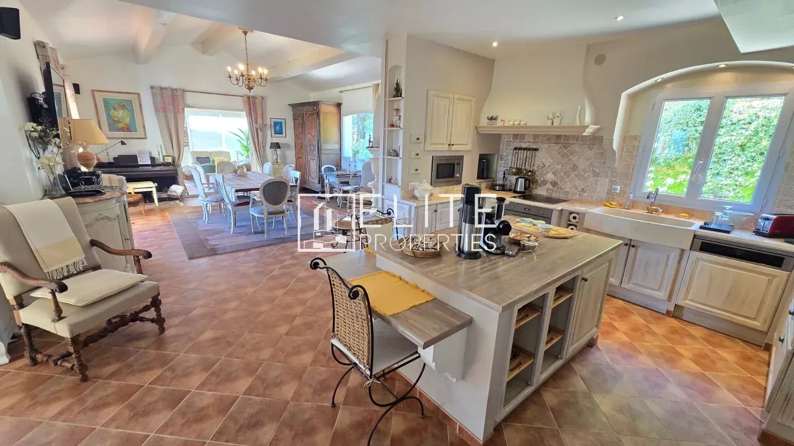 Intérieur d’une maison à Tanneron Intérieur d'une maison spacieuse avec cuisine ouverte et salon, décoré avec goût.