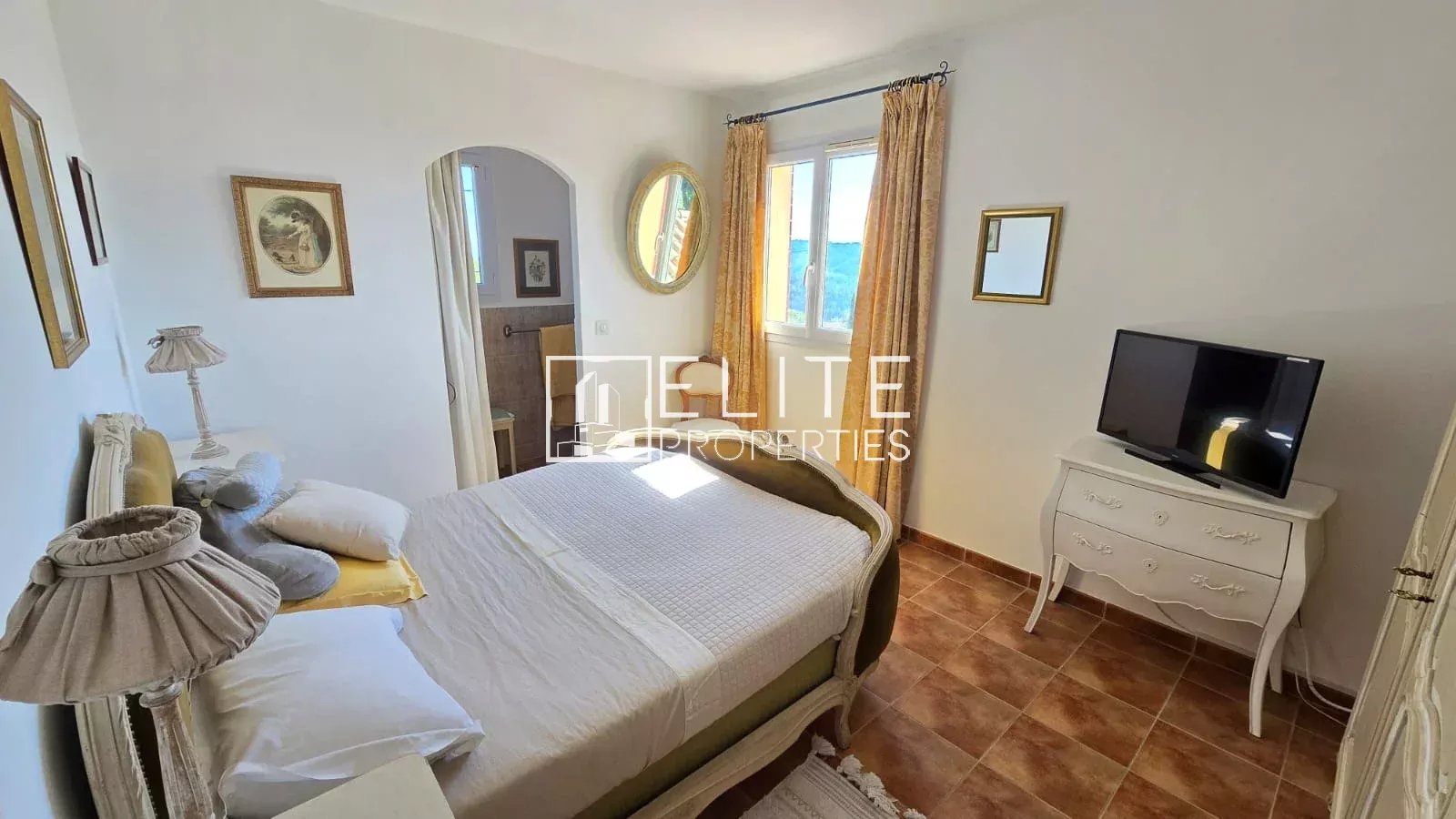 Chambre avec vue à Tanneron Chambre d'une maison à Tanneron avec lit, télévision et vue sur la mer.