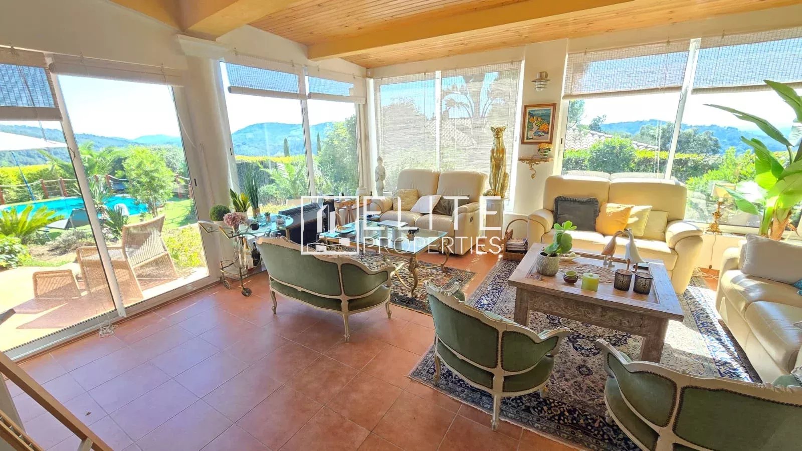 Intérieur d’une maison à Tanneron Intérieur d'une maison avec salon lumineux et vue sur la piscine et le jardin.