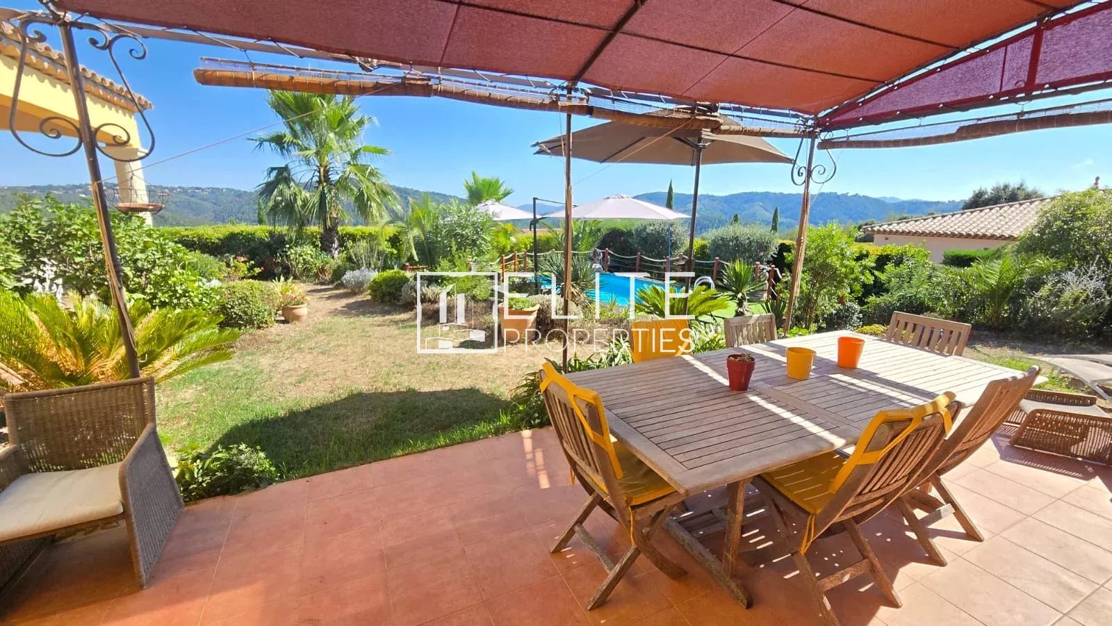 Terrasse de maison à Tanneron Terrasse avec table et chaises, vue sur jardin et collines à Tanneron.