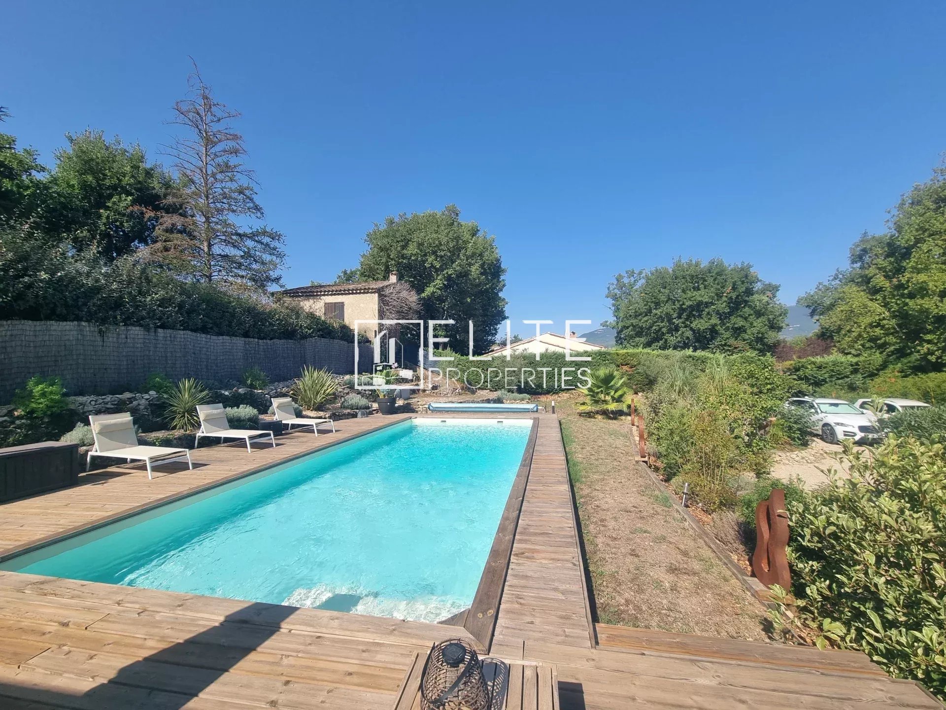 Villa with swimming pool in Fayence View of the pool and garden of a villa in Fayence, with sun loungers and green spaces.